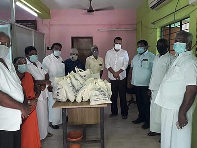கூத்தாநல்லூர்: கரோனாவில் பாதித்தவர்களுக்கு ரோட்டரி சங்கத்தினர் உதவி வழங்கல்