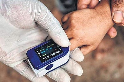 கரோனா தொற்று பாதித்தவா்களுக்கு பல்ஸ் ஆக்ஸிமீட்டா் கருவிகள்