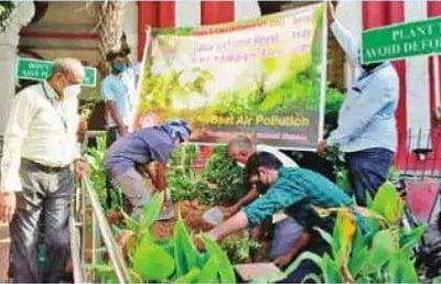 உலக சுற்றுச்சூழல் தினம்: ரயில் நிலையங்களின் வளாகங்களில் மரக்கன்றுகள் நடப்பட்டன