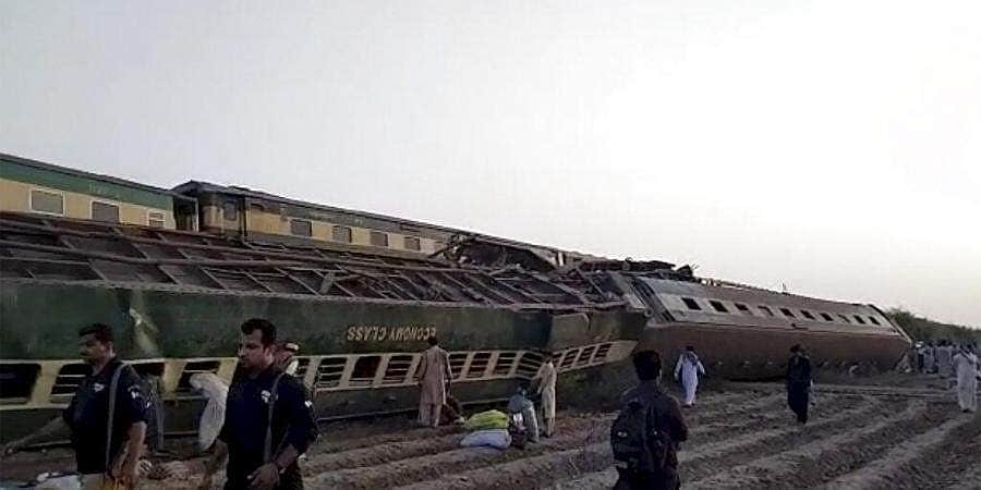 பாகிஸ்தானில் 2 விரைவு ரயில்கள் மோதி விபத்து: பலி 50 ஆக உயர்வு