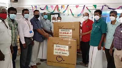 அருப்புக்கோட்டை அரசு மருத்துவமனைக்கு 2 இலவச சக்கர நாற்காலிகள்