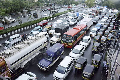 பொதுமுடக்கத் தளர்வுகள்: தில்லியில் போக்குவரத்து நெரிசல்