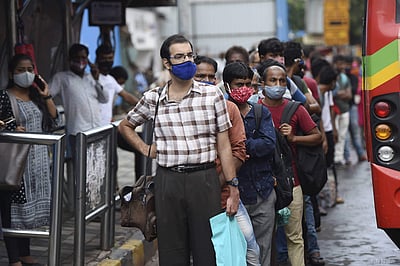 மும்பையில் மீண்டும் பேருந்து சேவை: வரிசையில் காத்திருந்து பயணம்