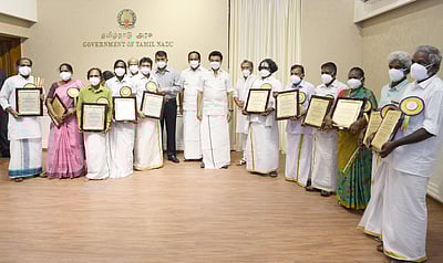 நலிந்த கலைஞர்களுக்கு மாதம் ரூ. 3,000 உதவித்தொகை: முதல்வர் தொடக்கி வைத்தார்