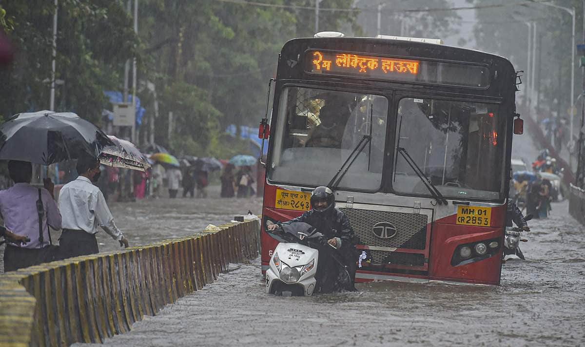 மும்பை மற்றும் சுற்றுவட்டாரப் பகுதிகளில் பலத்த மழை