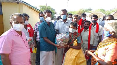 தொப்பலாக்கரையில் 200க்கு மேற்பட்டோருக்கு இலவச காய்கறிகள் தொகுப்பு வழங்கல்