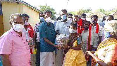 தொப்பலாக்கரையில் 200க்கு மேற்பட்டோருக்கு இலவச காய்கறிகள் தொகுப்பு வழங்கல்