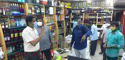 இயல்பு நிலைக்கு திரும்பும் புதுவை: அனைத்து கடைகளும் திறப்பு