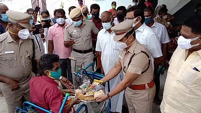 அருப்புக்கோட்டையில் மாற்றுத்திறனாளிகளுக்கு இலவச அரிசி, மளிகைப்பொருட்கள் வழங்கிய மாவட்ட எஸ்.பி.