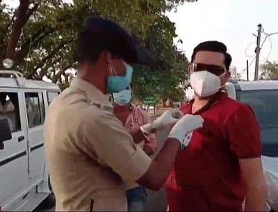 ம.பி.யில் தடுப்பூசி போட்டுக்கொண்டவர்களுக்கு காவலர்கள் மரியாதை