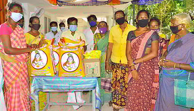 திருநங்கைகளுக்கு நிவாரணப் பொருள்கள் வழங்கிய திருத்தணி எம்எல்ஏ