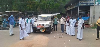 சுருளி அருவியில் திறந்த கடைகளை அடைத்த  அதிகாரிகள்!