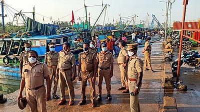 சுருக்குமடி வலை விவகாரம் கடற்கரை கிராமங்களில் போலீஸாா் குவிப்பு