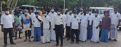 ஏரியில் மீன் பிடிக்கும் விவகாரம்: மாவட்ட ஆட்சியரிடம் புகாா் மனு