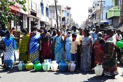 குடிநீா் பிரச்னை: பொதுமக்கள் சாலை மறியல்