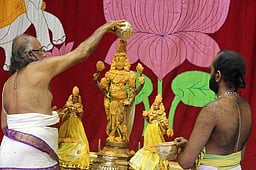 திருச்சானூரில் கோயில் ஆழ்வாா் திருமஞ்சனம்