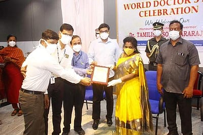 புதுச்சேரியில் தேசிய மருத்துவர் தின விழா: மருத்துவர்களுக்கு விருதுகள் வழங்கி பாராட்டு