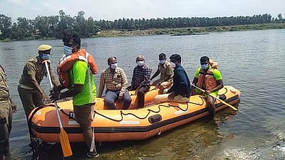 சங்ககிரி அருகே உள்ள கல்வடங்கம் காவிரி ஆற்றில் இயற்கை பேரிடர் மேலாண்மை செயல்முறை விளக்கம் 