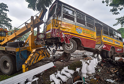 கொல்கத்தாவில் பேருந்து விபத்து: ஒரு காவலர் பலி, பலர் படுகாயம்
