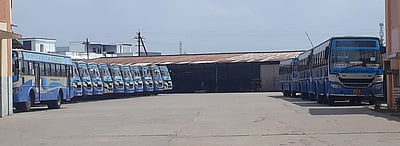 திருவள்ளுவா் புகைப்படத்துடன் திருக்கு: அரசுப் பேருந்துகளில் ஒட்டும் பணி தீவிரம்