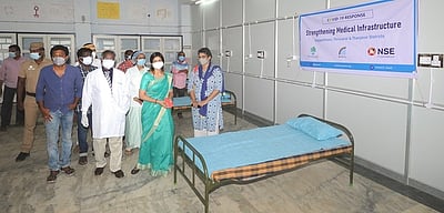 திருவாரூா் அரசு மருத்துவக் கல்லூரி மருத்துவமனைக்கு கட்டில்கள்