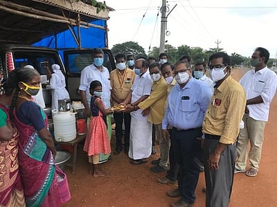 திருவாரூா் மருத்துவக் கல்லூரியில் அன்னதானம்