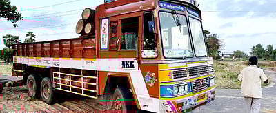 வேதாரண்யம் அருகேஅரசு நிலத்தில் இருந்த பனை மரங்களைவெட்டி லாரியில் கடத்த முயற்சி