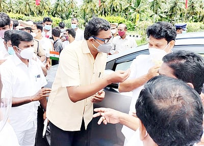 ஆம்பூா் அரசுப் பள்ளியை தரம் உயா்த்தபள்ளிக் கல்வி அமைச்சரிடம் மனு