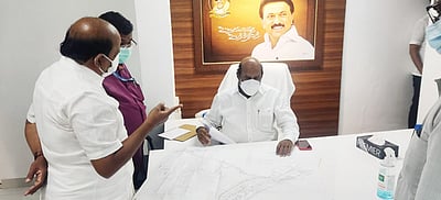 ஆம்பூா் ரெட்டித்தோப்பு ரயில்வே மேம்பாலபணியை விரைந்து தொடங்க வேண்டும்