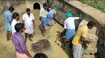 மதகின் சேதப்பகுதிகளில் களிமண்ணை பூசிய விவசாயிகள்