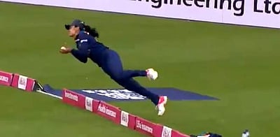 என்ன ஒரு கேட்ச்: அசத்திய இந்திய வீராங்கனை (விடியோ)