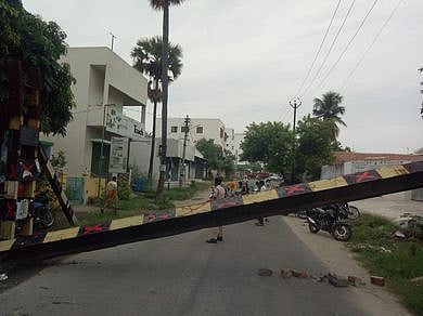 தடுப்புக் கம்பி சாலையில் விழுந்ததால் போக்குவரத்து பாதிப்பு