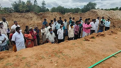 ஓசூர் அருகே கெயில் குழாய்க்கு எதிர்ப்பு, குழியில் இறங்கி விவசாயிகள் போராட்டம்