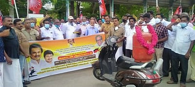 தொழிலாளா் முன்னேற்றச் சங்கத்தினா் ஆா்ப்பாட்டம்