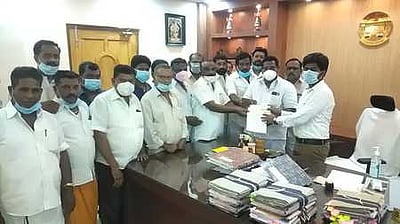 கரோனா நிவாரண நிதி வழங்கியவணிகா் நகர பேரமைப்பினா்