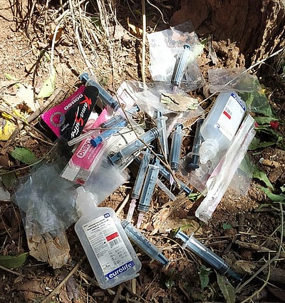 கோவையில் தனியாா் பள்ளி அருகில் குவிந்து கிடந்த போதை மாத்திரைகள், ஊசிகள் பொதுமக்கள் அதிா்ச்சி