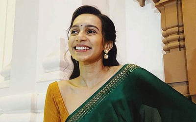 புடவையில் மாஸ் காட்டும் சஞ்சனா நடராஜன்