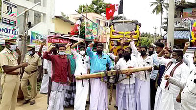 மாட்டுவண்டியில் ஆட்டோவை ஏற்றி ஆா்ப்பாட்டம்