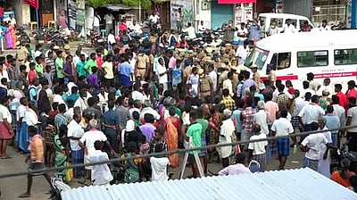 இளைஞா் சடலத்தை அடக்கம் செய்ய இடம் மறுப்பு உறவினா்கள், பொதுமக்கள்  மறியல்