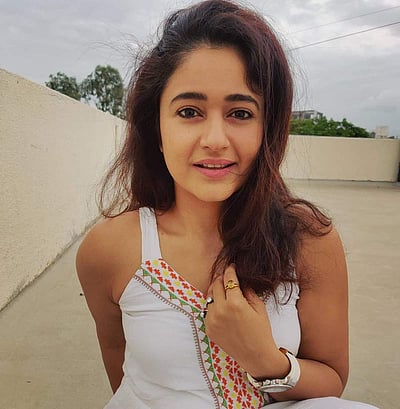 பூனம் பாஜ்வா க்யூட் ஸ்டில்ஸ்