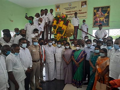 அழகு முத்துக்கோன் பிறந்த நாள்: கனிமொழி மாலை அணிவித்து மரியாதை