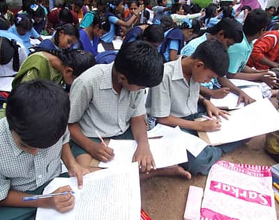 விடியோ பார்ப்பது, தட்டச்சு செய்வதைவிட 'எழுதுதல்' கற்றலை மேம்படுத்தும்!
