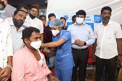 தாராவியில் அடுத்த 2-3 மாதங்களில் அனைவருக்கும் தடுப்பூசி: சிவசேனை எம்.பி. தகவல்