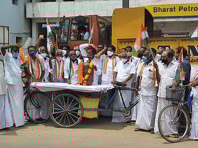 மன்னார்குடியில் காங்கிரஸ் ஆர்ப்பாட்டம்