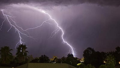 மன்னார்குடி அருகே இடி தாக்கி தந்தை, மகன் பலி