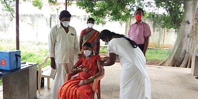 காமயகவுண்டன்பட்டி: வளைகாப்பு முடிந்ததும் தடுப்பூசி போட்டுக்கொண்ட பெண்