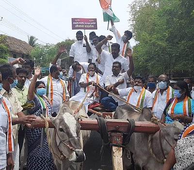 பெட்ரோல், டீசல் விலை உயர்வு: மாட்டு வண்டி ஓட்டிச் சென்று புதுவை முன்னாள் முதல்வர் போராட்டம்