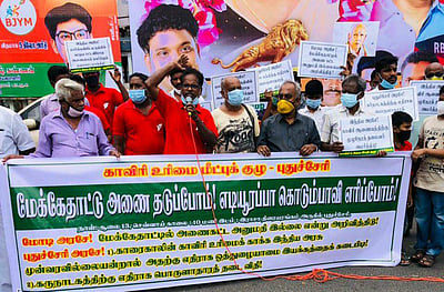 மேக்கேதாட்டு அணை: புதுச்சேரியில் காவிரி மீட்புக் குழுவினர் போராட்டம்