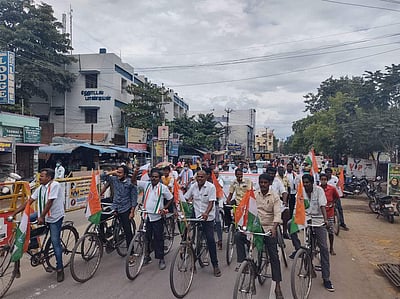 சிவகாசியில் பெட்ரோல், டீசல் விலை உயர்வைக் கண்டித்து காங்கிரஸார் சைக்கிள் பேரணி