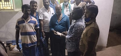 வங்கியில் கீழே விழுந்த ரூ.50 ஆயிரத்தை எடுத்துச் சென்ற வடமாநிலத்தவர் திரும்ப ஒப்படைத்தார்